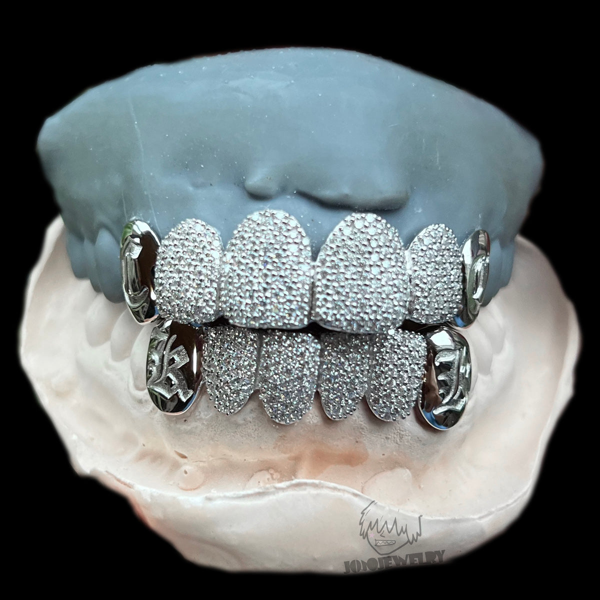 Iced & Gothic Engraved Grillz – Full Stone Setting & Polished Finish