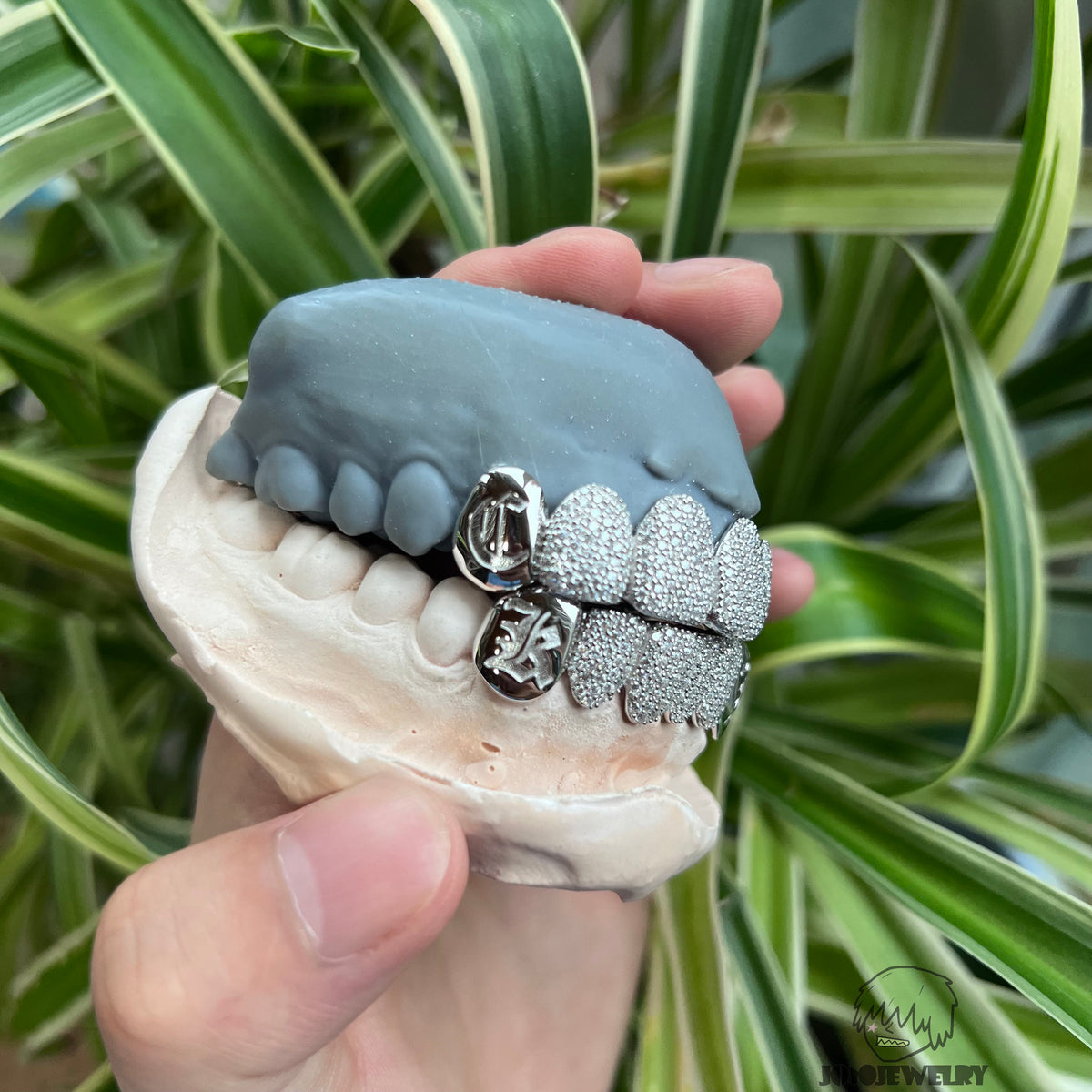 Iced & Gothic Engraved Grillz – Full Stone Setting & Polished Finish